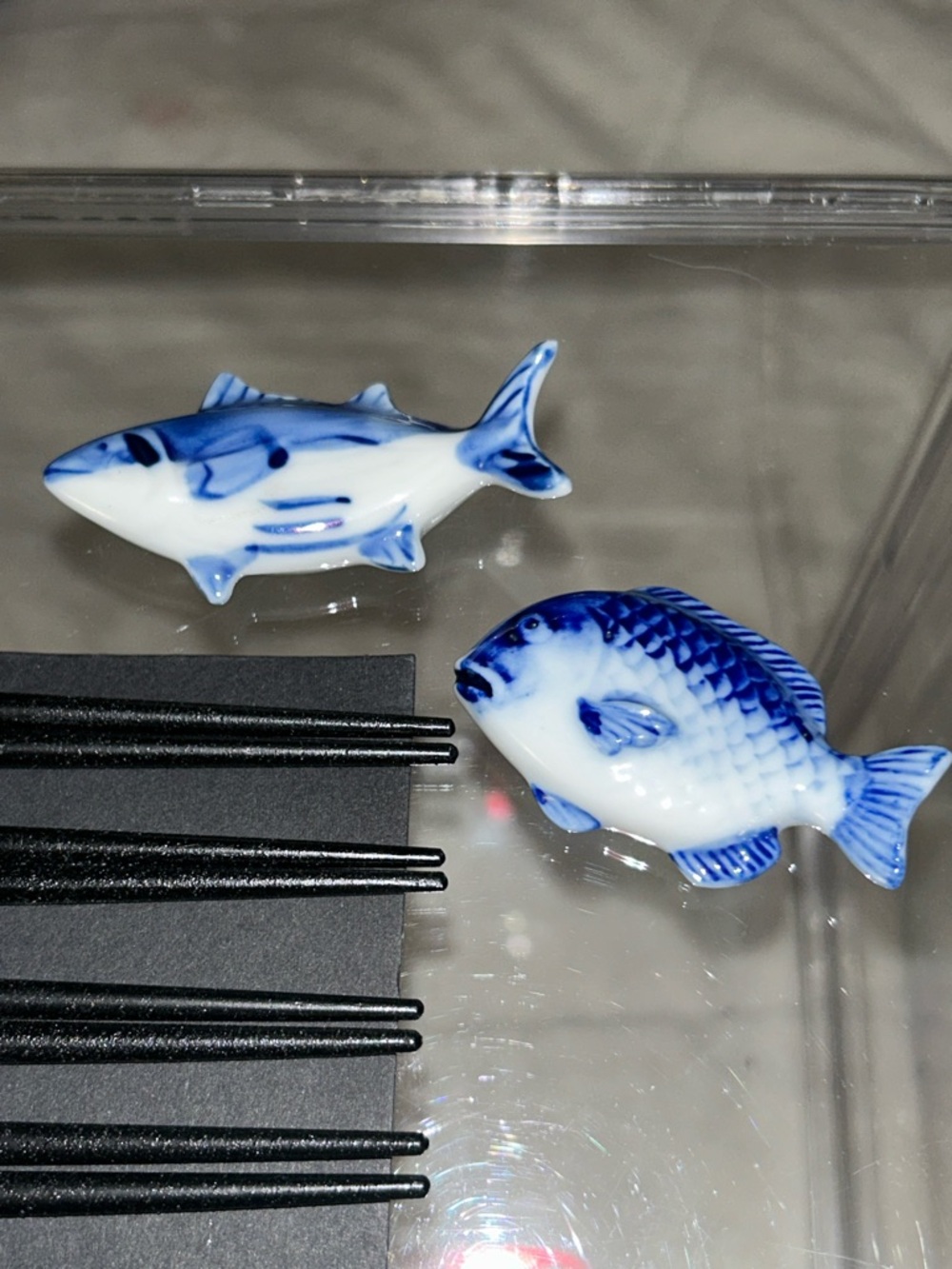 Set Of 4 Blue Wood Chopsticks & Set Of 2 Blue Ceramic Fish Chopstick Holders New - Picture 7 of 7